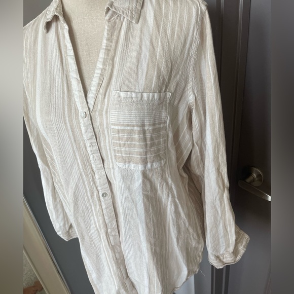 SOLD Button up - Picture 4 of 6